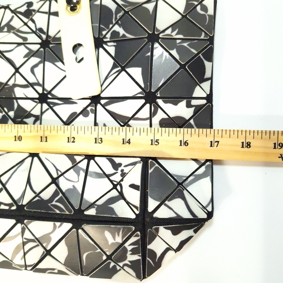 Inzi Black & White Silicone Plastic Triangle Geometric Purse - Picture 5 of 12